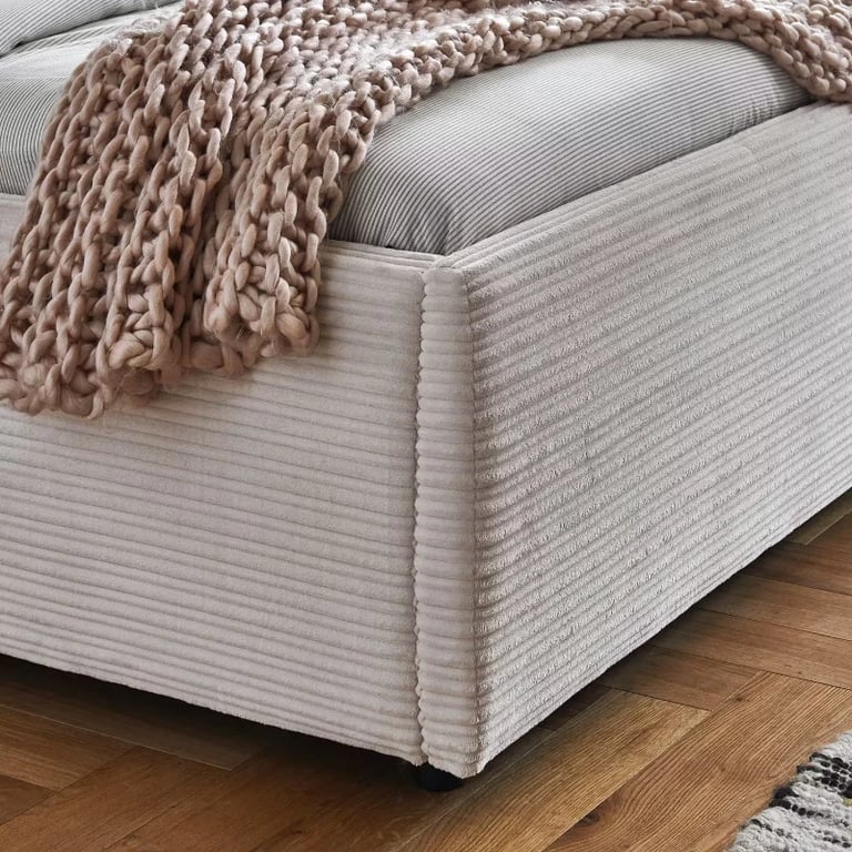 صورة زارا سرير من الخشب الطبيعي مبطن ومطرز