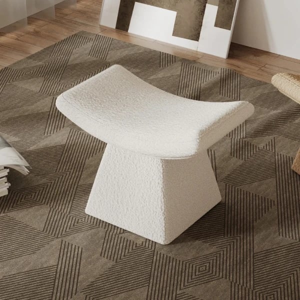 سوفا – مقعد مبطّن بقماش أنيق وتصميم منحوت