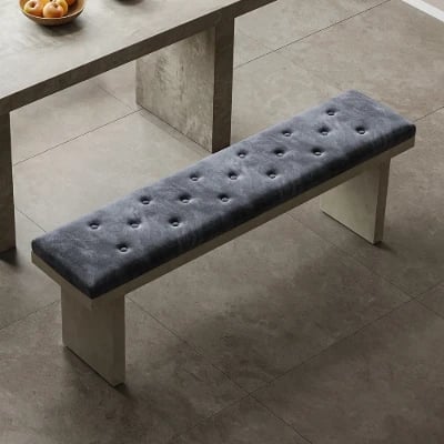 صورة كرسي ريفن المخملي – لمسة من الخشب الطبيعي