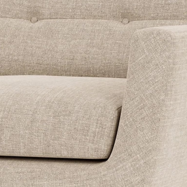 صورة كرسي ڤيرا من الخشب الطبيعي – أرجل زاويّة وتنجيد ناعم