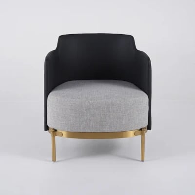 صورة كرسي ديبورا بذراعين – تصميم أنيق بقاعدة خشب طبيعي