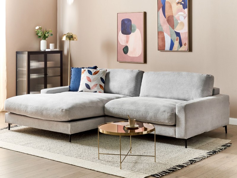 صورة مالڤينا كنبة قماشية على شكل حرف الـ – زاوية جانبية وقاعدة من الخشب الطبيعي