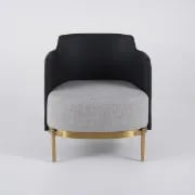 صورة كرسي ديبورا بذراعين – تصميم أنيق بقاعدة خشب طبيعي