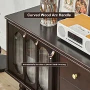 صورة طاولة تلفزيون جليم – خشب طبيعي بسطح زجاجي وأدراج ورفوف