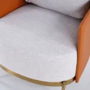 صورة كرسي ديبورا بذراعين – تصميم أنيق بقاعدة خشب طبيعي