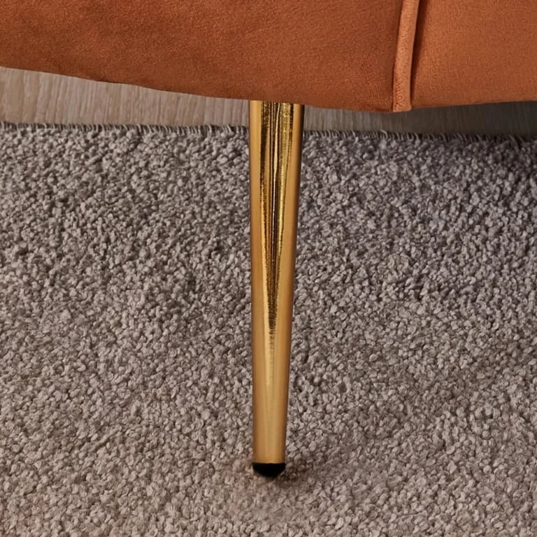 صورة أريكة كينيف الحديثة بثلاث مقاعد ذات تصميم منحني