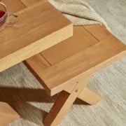 صورة مقعد تافيرا من الخشب الطبيعي بقاعدة متقاطعة