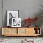 صورة ُوناري – وحدة تلفزيون من الخشب الطبيعي والراتان بتصميم عصري وأبواب منزلقة