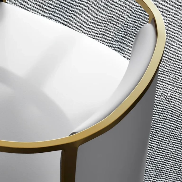 صورة لويـس كرسي عصري – أناقة الجلد الصناعي بقاعدة ذهبية