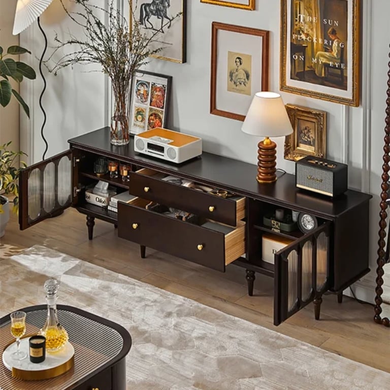 صورة طاولة تلفزيون جليم – خشب طبيعي بسطح زجاجي وأدراج ورفوف