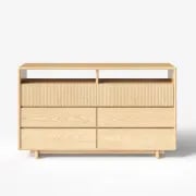 صورة ميريلّا – كومود من الخشب الطبيعي بـ 8 أدراج بتصميم عصري مخدّد