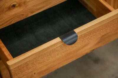 صورة ليورا – طاولة تلفاز من خشب البلوط بتفاصيل مخططة