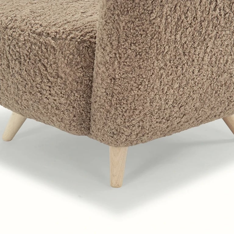 صورة كرسي لوڤيا المُدمج – خشب طبيعي بانحناءات ناعمة