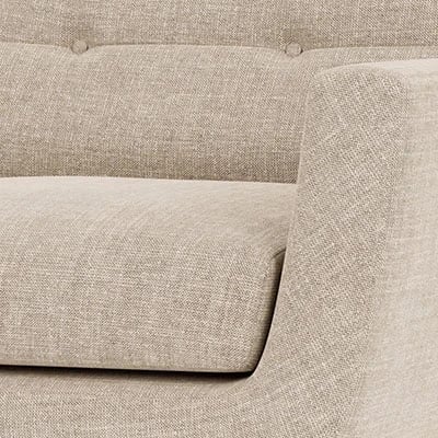 صورة كرسي ڤيرا من الخشب الطبيعي – أرجل زاويّة وتنجيد ناعم