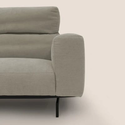 صورة أوليفارو – كنبة بثلاثة مقاعد بتصميم منخفض – بلون بيج رملي وأرجل سوداء مطفية