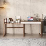 صورة سيڤيرا – مكتب خشب طبيعي بتصميم قابل للسحب والتوسيع