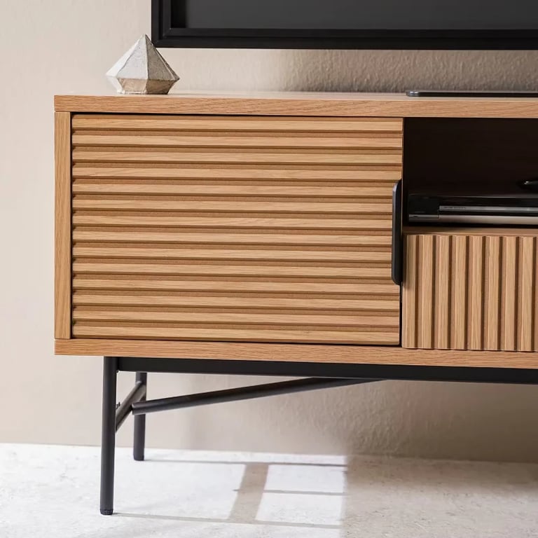 صورة زارو – طاولة تلفاز من خشب طبيعي بتفاصيل مفرغة وقاعدة معدنية