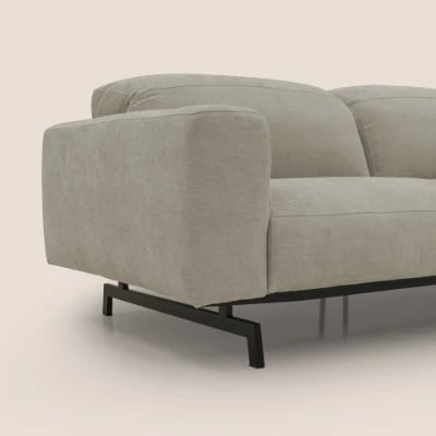 صورة أوليفارو – كنبة بثلاثة مقاعد بتصميم منخفض – بلون بيج رملي وأرجل سوداء مطفية