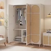 صورة دولاب خشب طبيعي مع راتان - مارمو