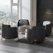 صورة كرسي ديبورا بذراعين – تصميم أنيق بقاعدة خشب طبيعي