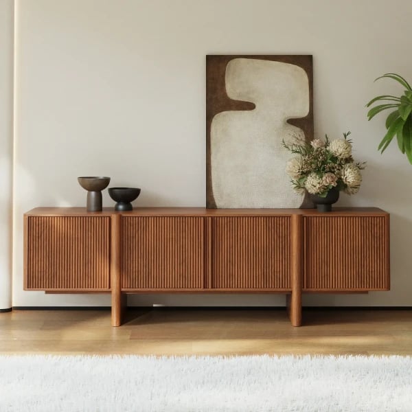 صورة تاڤورا – بوفيه من الخشب الطبيعي بتصميم أبواب مخططة