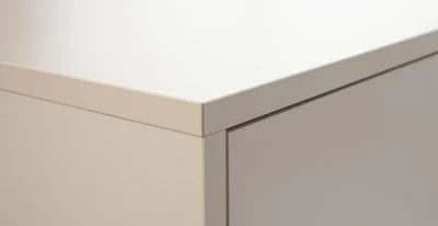 صورة وحدة تلفزيون ميرا – وحدة وسائط بتصميم مينيمالي باللون البيج والأسود