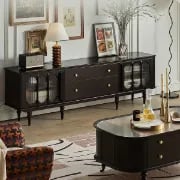 صورة طاولة تلفزيون جليم – خشب طبيعي بسطح زجاجي وأدراج ورفوف