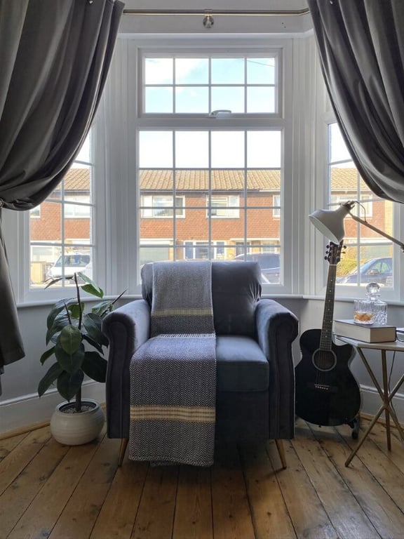 صورة داروا – كرسي عصري بذراعين من الخشب الطبيعي مع أرجل ستانلس ستيل