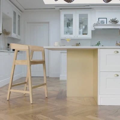 صورة إلفو  -كرسي البار العصري –خشب  طبيعي مع مقعد مبطن