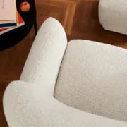 صورة كرسي لوڤيا المُدمج – خشب طبيعي بانحناءات ناعمة