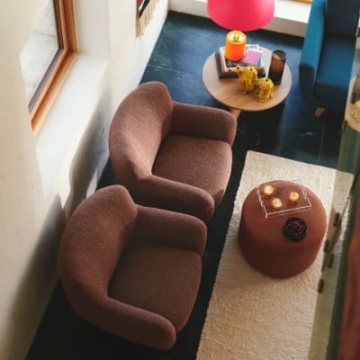 صورة كرسي لوڤيا المُدمج – خشب طبيعي بانحناءات ناعمة