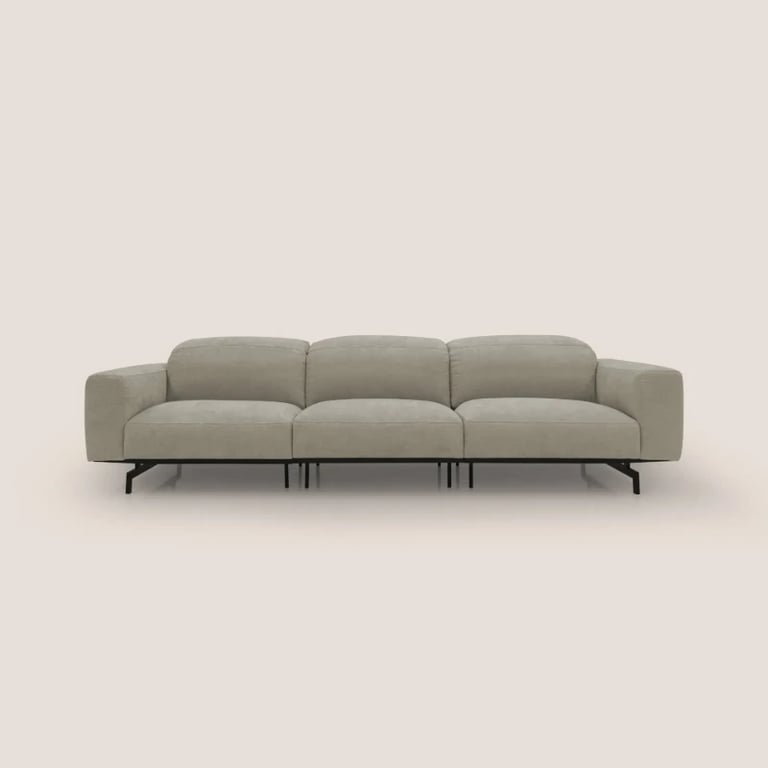 صورة أوليفارو – كنبة بثلاثة مقاعد بتصميم منخفض – بلون بيج رملي وأرجل سوداء مطفية