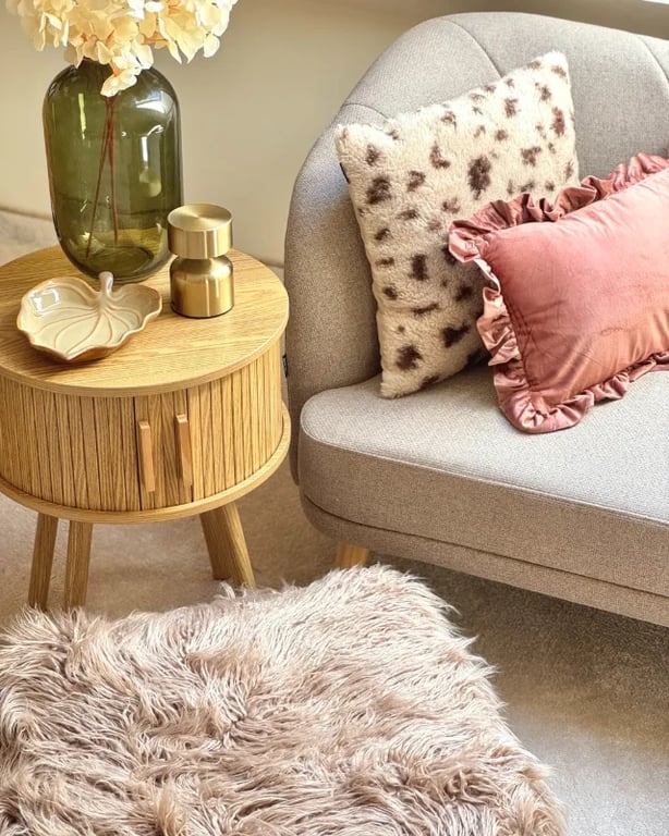 صورة .إليز طاولة جانبية- من الخشب الطبيعي