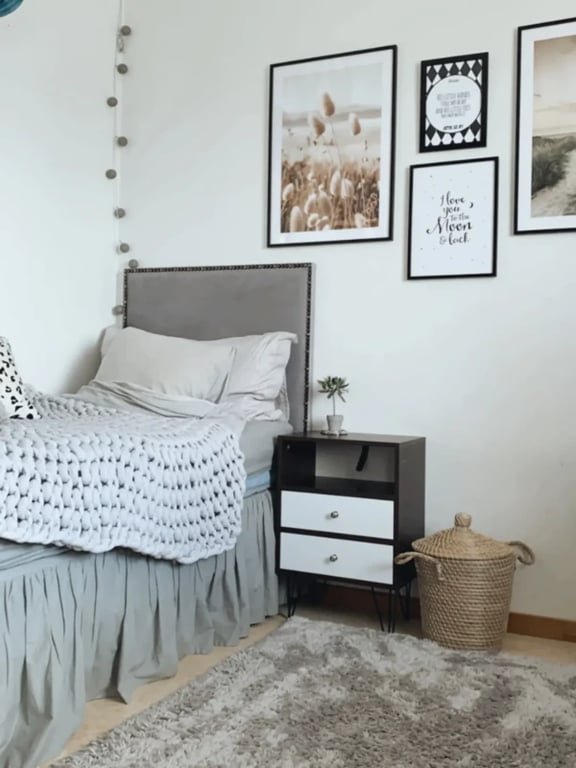 صورة أرڤين– طاولة سرير عصرية من الخشب الطبيعي مع رف مفتوح ودرجين