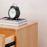 صورة كاتيلو طاولة غرفة نوم راتان مع خشب طبيعي - 2 درج