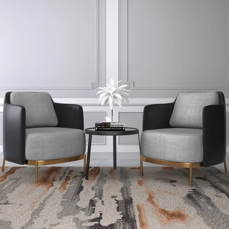 صورة كرسي ديبورا بذراعين – تصميم أنيق بقاعدة خشب طبيعي