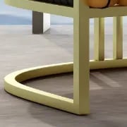 صورة كرسي زايرا الجانبي – جلد بقاعدة معدنية ذهبية