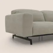 صورة أوليفارو – كنبة بثلاثة مقاعد بتصميم منخفض – بلون بيج رملي وأرجل سوداء مطفية