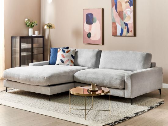 صورة مالڤينا كنبة قماشية على شكل حرف الـ – زاوية جانبية وقاعدة من الخشب الطبيعي