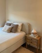 صورة ڤيكتور - طاولة جانبية خشب طبيعي بدرجين