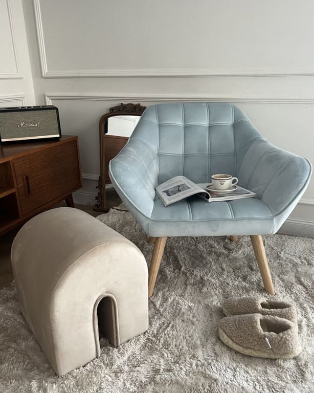 صورة كرسي ميلو بحواف مستديرة – تنجيد ناعم وأرجل خشبية