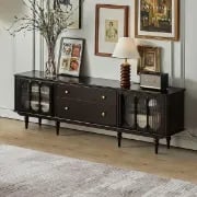 صورة طاولة تلفزيون جليم – خشب طبيعي بسطح زجاجي وأدراج ورفوف