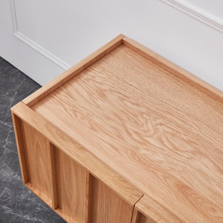 صورة وحدة تلفزيون لوكلير – خشب طبيعي وراتان مع أبواب منزلقة