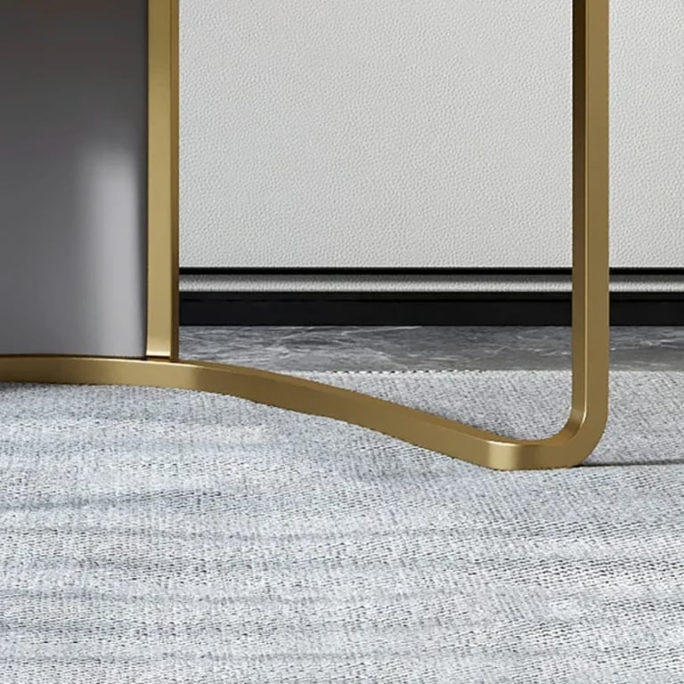 صورة لويـس كرسي عصري – أناقة الجلد الصناعي بقاعدة ذهبية