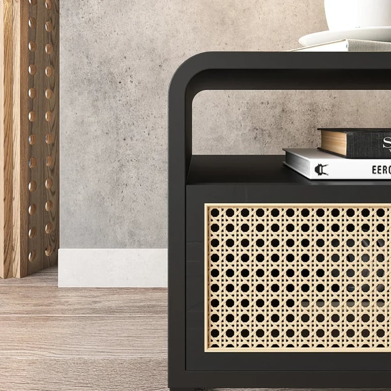 صورة طاولة غرفة نوم سوداء راتان مع خشب طبيعي - كرامسي