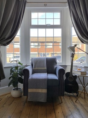 صورة داروا – كرسي عصري بذراعين من الخشب الطبيعي مع أرجل ستانلس ستيل