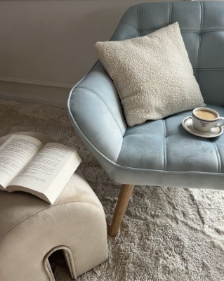 صورة كرسي ميلو بحواف مستديرة – تنجيد ناعم وأرجل خشبية