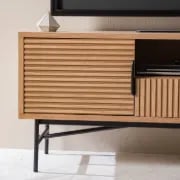 صورة زارو – طاولة تلفاز من خشب طبيعي بتفاصيل مفرغة وقاعدة معدنية