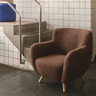 صورة كرسي لوڤيا المُدمج – خشب طبيعي بانحناءات ناعمة