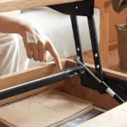 صورة ماليبو – طاولة قهوة من الخشب الطبيعي مع سطح قابل للرفع متعددة الاستخدامات